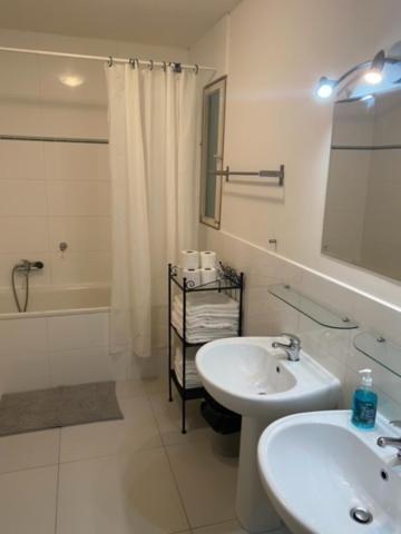 Large 3 Bedroom Family Apartment Close To The River Прага Екстериор снимка